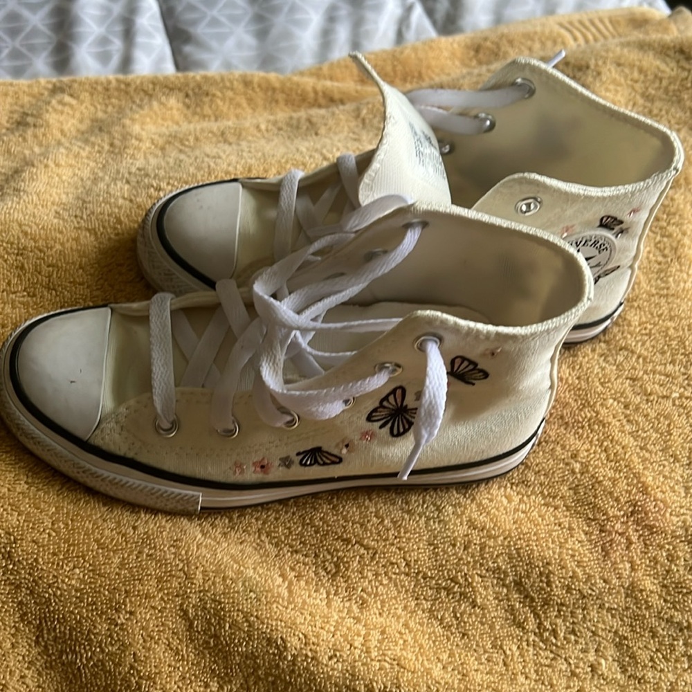 Tennis shoes